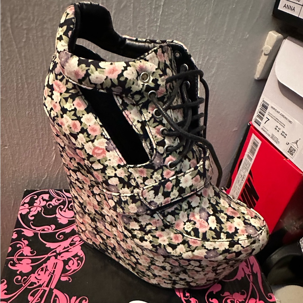 Qupid Pink Floral print wedges!